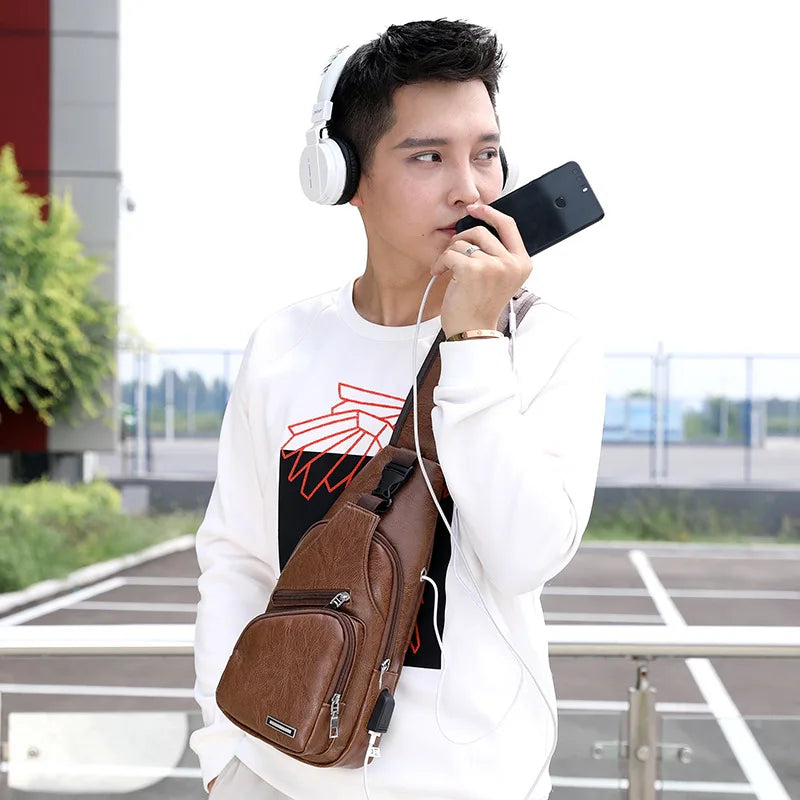 Bolsa de couro Masculina com Furo para Fone de Ouvido USB de Ombro