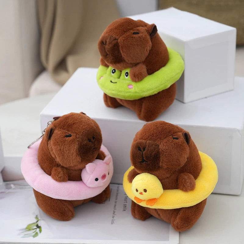 Chaveiro de Pelúcia em Formato de Capivara Cartoon.