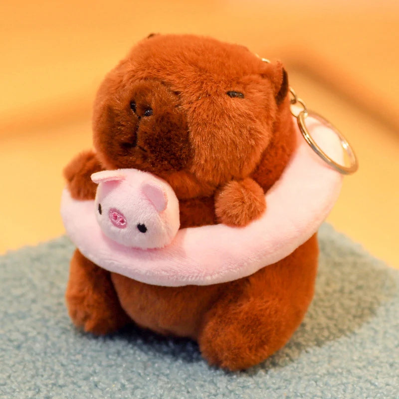 Chaveiro de Pelúcia em Formato de Capivara Cartoon.