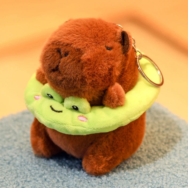 Chaveiro de Pelúcia em Formato de Capivara Cartoon.