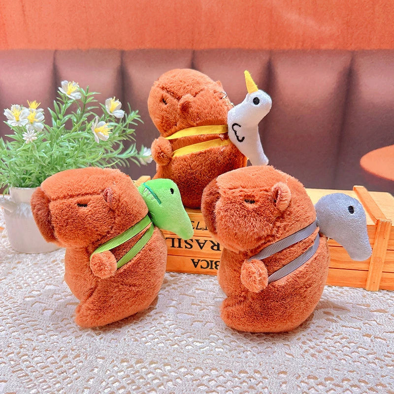 Chaveiro de Pelúcia em Formato de Capivara Cartoon.